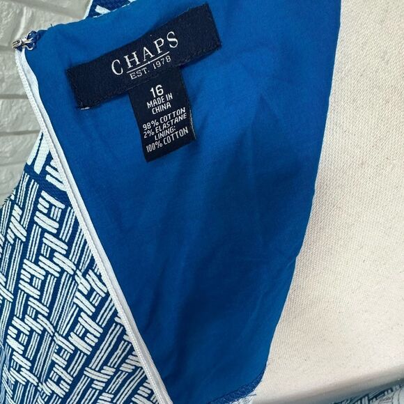 Lovely Sleeveless Dress - Picture 2 of 5